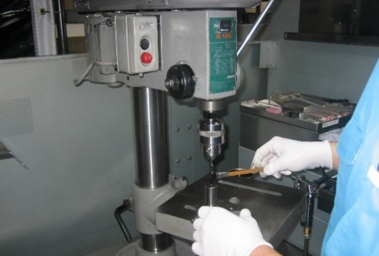 ボール盤工程における油塗り作業の自動化