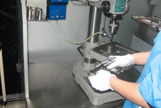 ボール盤工程におけるエアブロー作業の自動化